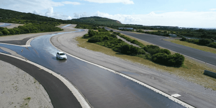 Ganzjahresreifentest: Tyre Reviews erstellt einen Vergleichstest auf der Rennstrecke mit nasser Fahrbahn