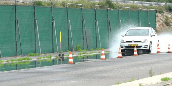 Ganzjahresreifentest: Tyre Reviews erstellt einen Vergleichstest der Leistungen in Kurven auf nasser Fahrbahn