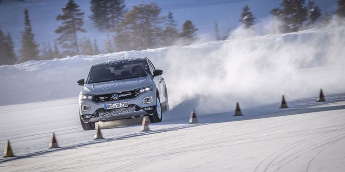 Der VW T-Roc dient als Testfahrzeug für den Winterreifentest
