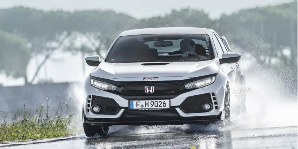 Test reifen UHP Sport Auto Honda Civic Type R nasser Untergrund