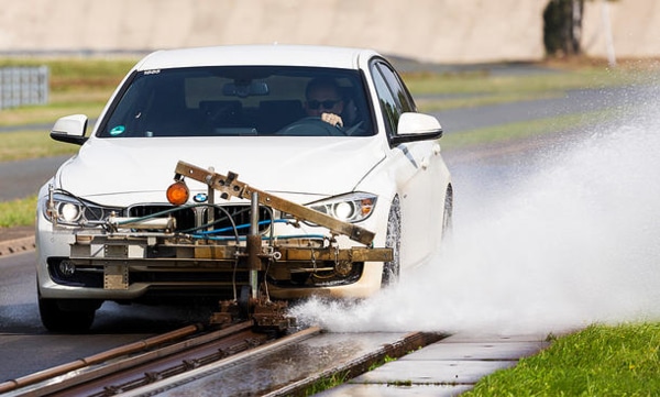 Vergleich Sommerreifen: Bremstest auf nasser Fahrbahn mit Auto Zeitung