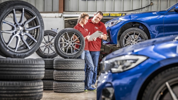 Vergleichstest UHP-Reifen Auto Motor und Sport in der Werkstatt 